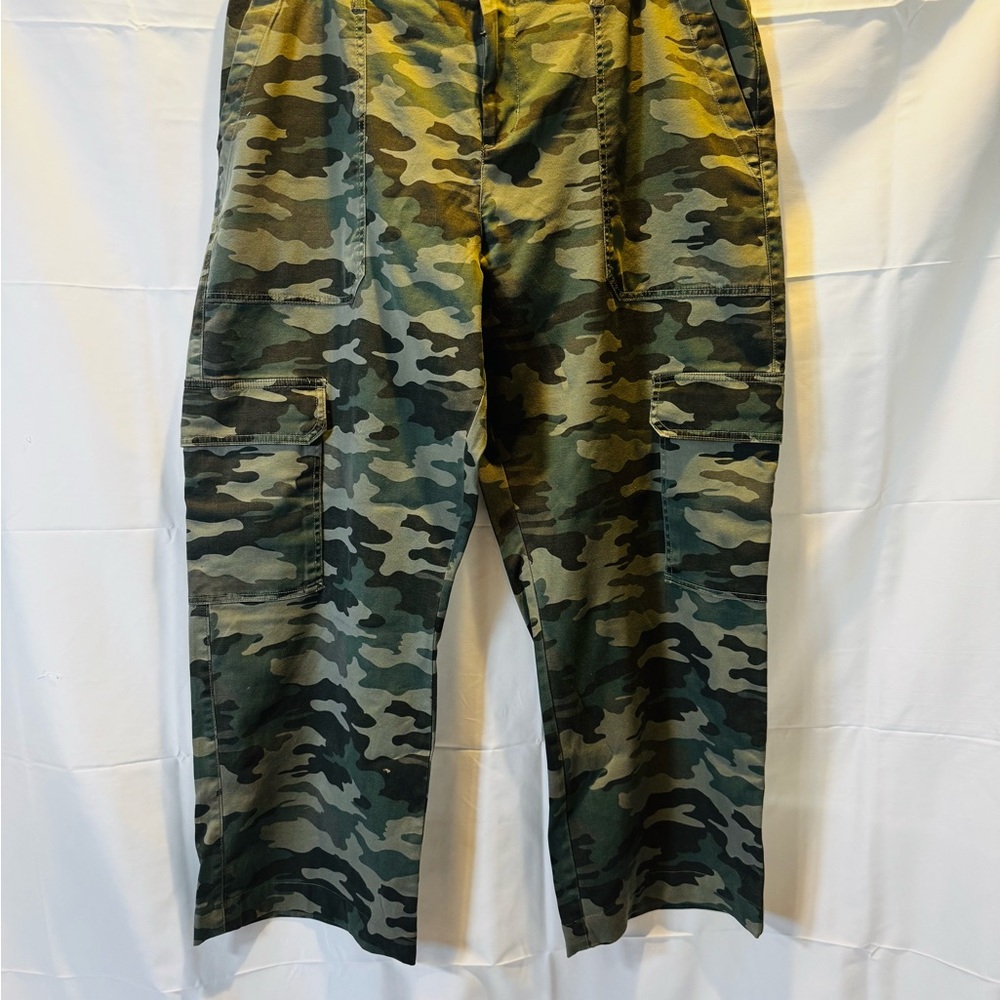 Universal Thread Olive Green Camo Pants